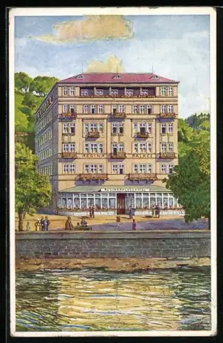 Künstler-AK Karlsbad, Uferpartie mit Regina-Palace Hotel, Gäste auf der Promenade