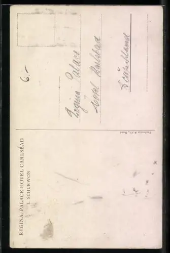 Künstler-AK Karlsbad, Uferpartie mit Regina-Palace Hotel, Gäste auf der Promenade