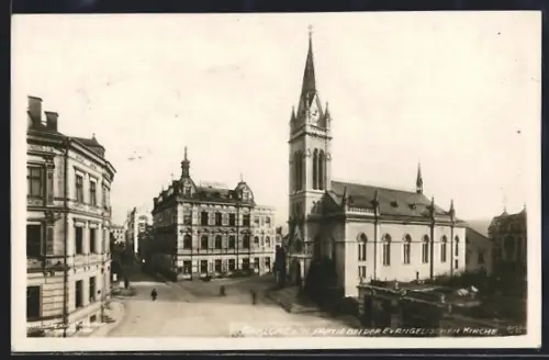 AK Gablonz / Jablonec Nad Nisou, Strassenpartie bei der evangelischen Kirche