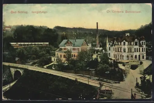 AK Bad Schlag /Isergebirge, Dr. Glettlers Sanatorium mit Bahngleisen