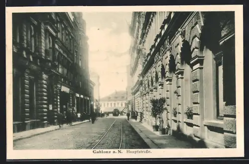 AK Gablonz a. N., Hauptstrasse mit Strassenbahn
