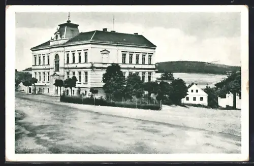 AK Chrást u Plzne, Gebäudeansicht von Aussen im Sonnenschein