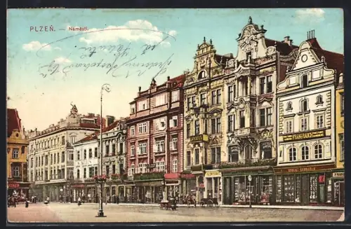 AK Pilsen, Stadtplatz mit Geschäften, Fuhrwerke