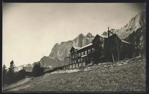 Foto-AK Schrina-Hochruck, Kurhaus Schrina-Hochruck mit Hochgebirge im Hintergrund
