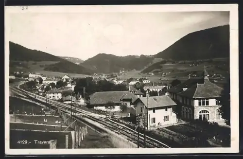 AK Travers, Ortsansicht mit Eisenbahnstrecke