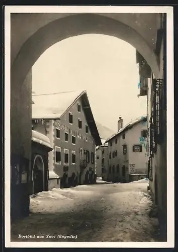 AK Zuoz /Engadin, Ortspartie mit Blick auf das Café von R. Schulze