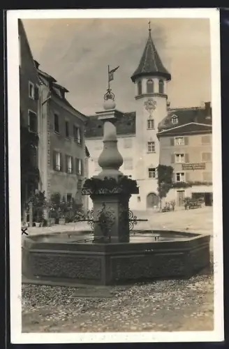 AK Maienfeld, Tuchhandlung von Tanner-Schnell mit Brunnen