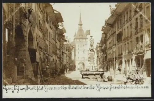 Foto-AK Bern, Strassenpartie mit Denkmal und Turm