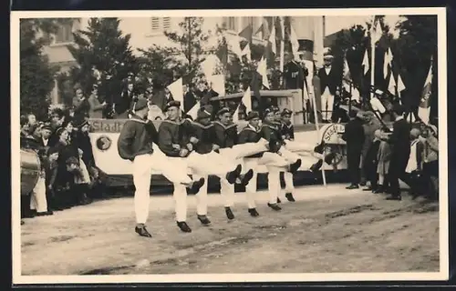 Foto-AK Wil /AG, Tanzende Männer vor einem Parade-Wagen