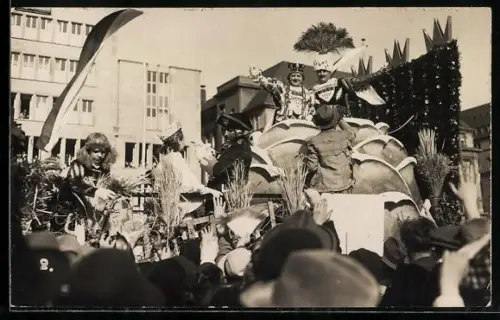 Foto-AK Karnevalisten beim Festumzug, Fasching