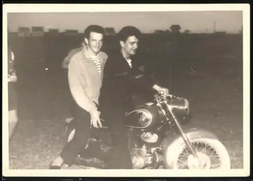 Fotografie Motorrad Puch, Burschen auf Krad sitzend