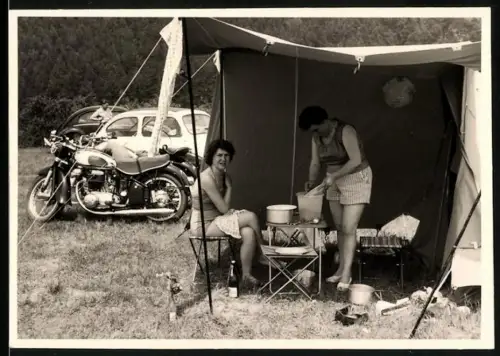Fotografie Motorrad Horex, Hausfrauen im Vorzelt auf einem Campingplatz