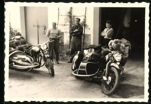 Fotografie Motorrad Horex und NSU mit Seitenwagen, Gespann vor Garage stehend