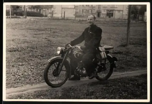 Fotografie Winterhoff, Giessen, Motorrad DKW RT125, Kradfahrer mit Umhängetasche
