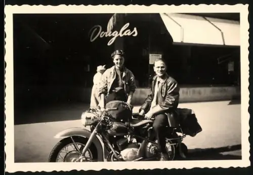 Fotografie Motorrad Adler M250, Krad vor Douglas Ladengeschäft