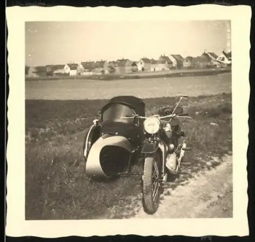 Fotografie Motorrad NSU, Krad mit Seitenwagen am Ortsrand