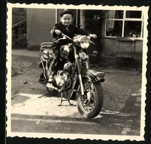 Fotografie Motorrad Jawa 350, Knabe auf Krad sitzend