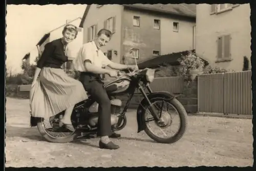 Fotografie Motorrad DKW, glückliches junges Paar auf Krad sitzend