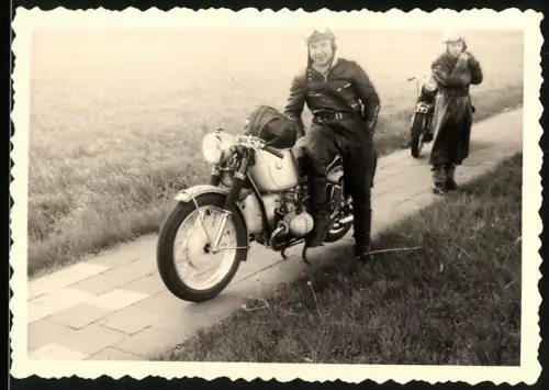 Fotografie Motorrad BMW, Kradfahrer in Ledermontur mit Haube und Schutzbrille