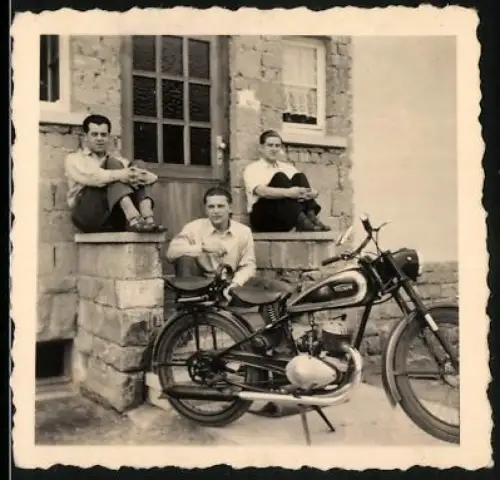 Fotografie Motorrad Triumph TWN, Burschen nebst Krad am Hauseingang sitzend