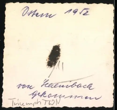 Fotografie Motorrad Triumph TWN, Burschen nebst Krad am Hauseingang sitzend