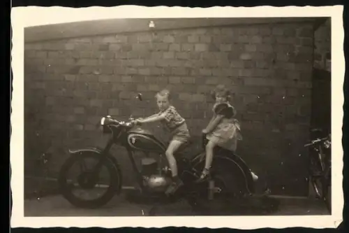 Fotografie Motorrad DKW, Kinder spielen auf einem Krad