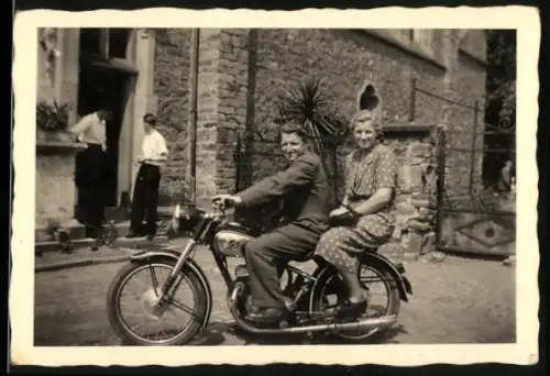 Fotografie Motorrad, junges Paar auf Krad sitzend am Rande der Kirmes in Höhr 1952