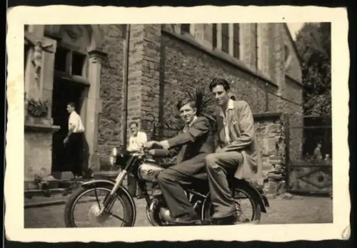 Fotografie Motorrad, Burschen auf Krad sitzend am Rande der Kirmes in Höhr 1952