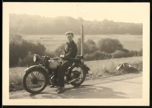 Fotografie Motorrad, Kradfahrer macht Rast auf einer Landstrasse