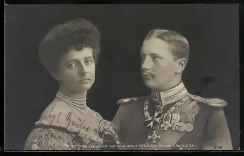 AK Prinz Eitel Friedrich von Preussen in Uniform und seine Braut Herzogin Sophie Charlotte
