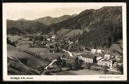 AK St. Aegyd a. N., Gesamtansicht mit Bahnschienen u. Bergpanorama aus der Vogelschau