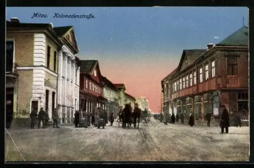 AK Mitau, Kolonadenstrasse mit Pferdekutsche und Passanten