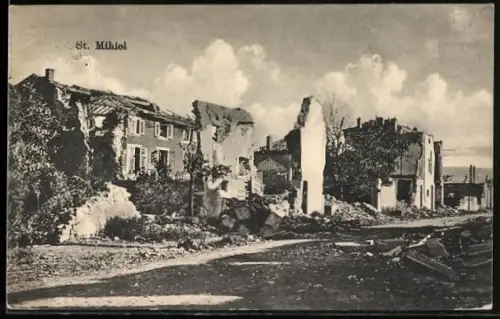 AK St. Mihiel, Strasse mit Kriegsruinen, Panorama