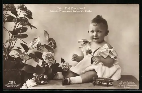 AK Prinz Karl Franz Josef spielt mit Blumen, Sohn des Prinzenpaares Joachim von Preussen