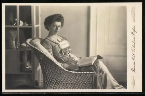 AK Prinzessin Eitel Friedrich von Preussen, Sophie Charlotte von Oldenburg, Portraitfoto im Korbsessel mit einem Buch