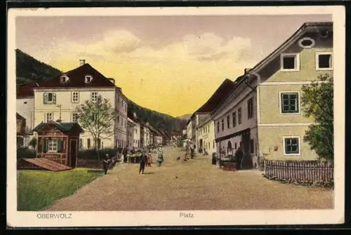 AK Oberwölz, Platz, mit Geschäft, Holzhäuschen u. Kindergruppe