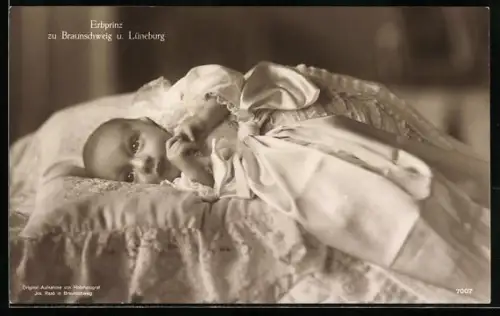 AK der Erbprinz zu Braunschweig und Lüneburg als Baby in einem Kleid