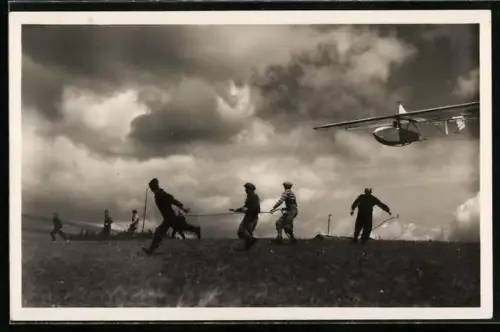 AK Segelflugzeugwettbewerb auf der Wasserkuppe, Start der Schnecke bei stürmischem Wetter, Segelflugzeug