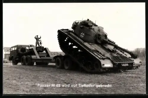 AK Die Bundeswehr, Panzer M 48 wird auf Tieflader gebracht