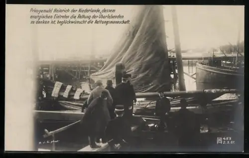 AK Prinzgemahl Heinrich der Niederlande beglückwünscht eine Rettungsmannschaft