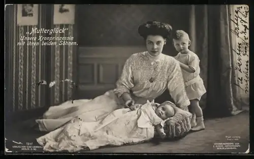 AK Mutterglück, Kronprinzessin Cecilie mit ihren beiden Söhnen, Baby liegt auf dem Kissen