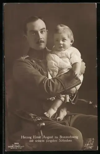 AK Ernst August Herzog von Braunschweig in Uniform mit seinem jüngsten Söhnchen auf Stuhl sitzend