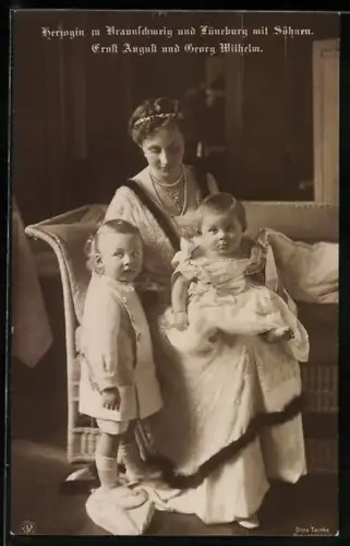 AK Herzogin zu Braunschweig u. Lüneburg mit Söhnen Ernst August und Georg Wilhelm