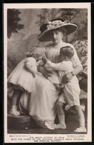 AK Königin Victoria von Spanien mit dem Prinzen von Asturien, Prinzessin Maria Christina & Prinzessin Beatrice
