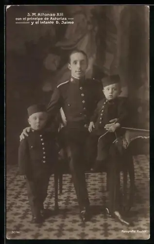 AK S. M. Alfonso XIII con el principe de Asturias y el infante D. Jaime