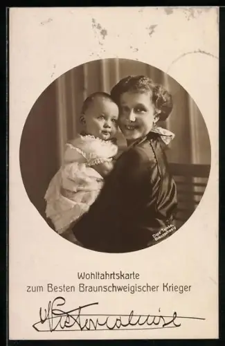 AK Victoria Louise Herzogin von Braunschweig mit Kind auf dem Arm