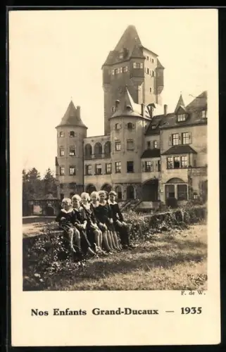 AK Nos Enfants Grand-Ducaux, Kinder des Adels von Luxemburg vor einem Gebäude