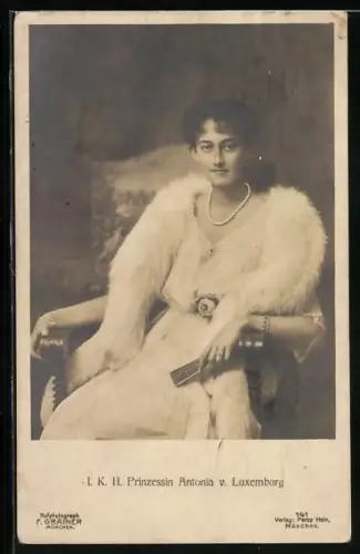AK I.K.H. Prinzessin Antonia von Luxemburg bildschön mit Pelzstola im Kleid