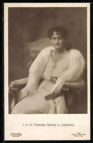 AK I.K.H. Prinzessin Antonia von Luxemburg bildschön mit Pelzstola im Kleid