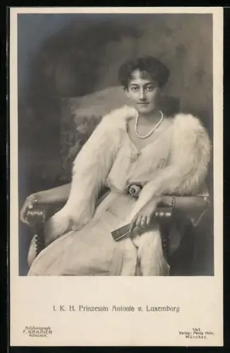 AK I.K.H. Prinzessin Antonia von Luxemburg bildschön mit Pelzstola im Kleid